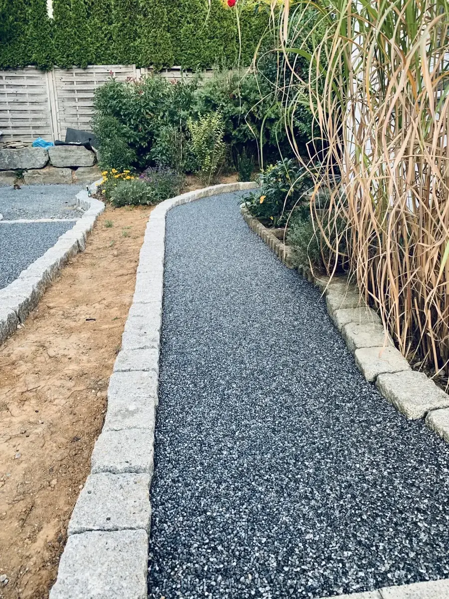 Heller wasserdurchlässiger Gartenweg
