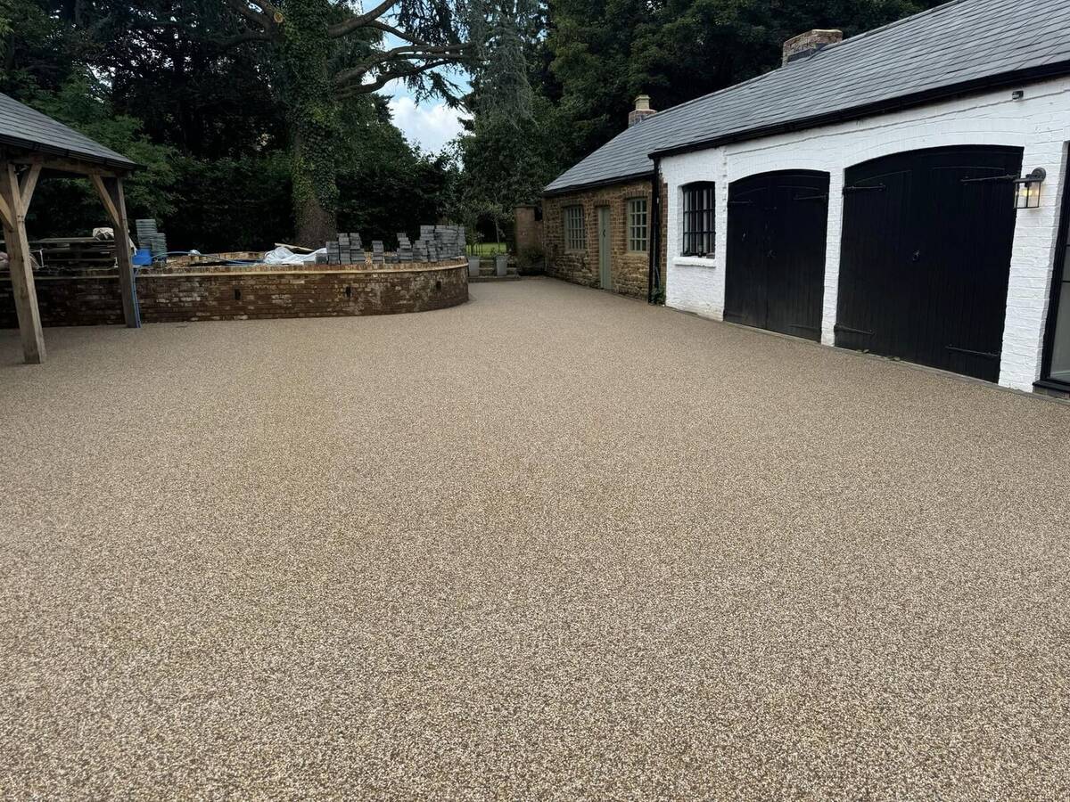 Hoffläche mit wasserdurchlässigem bema PU-Asphalt®