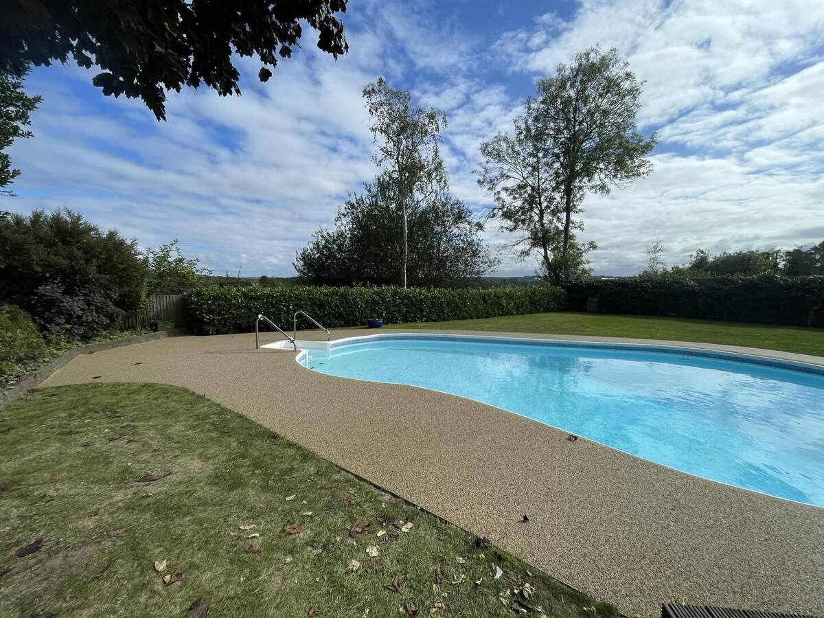 Poolumrandung mit rutschfestem bema PU-Asphalt®